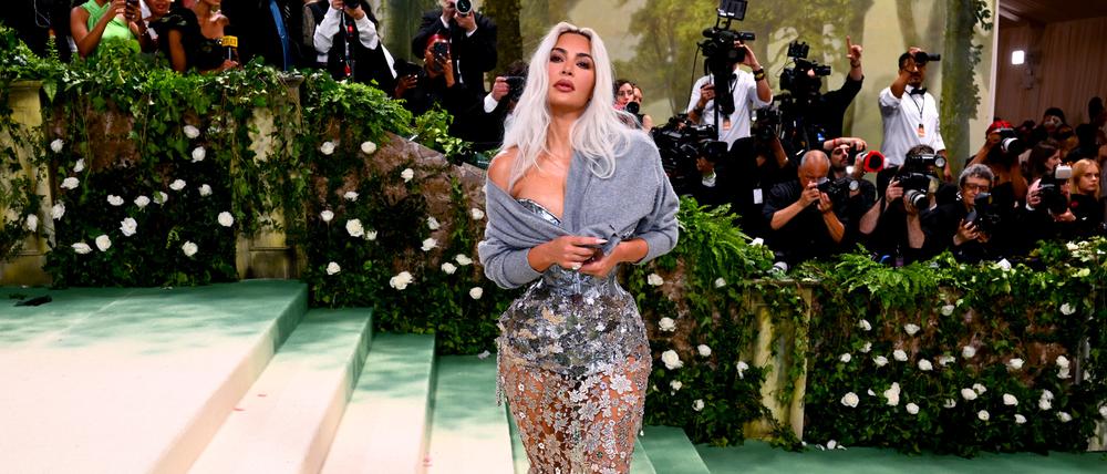 Stark korsettiert, mit knapper Strickjacke: Kim Kardashian unterwegs auf der Met Gala in New York.