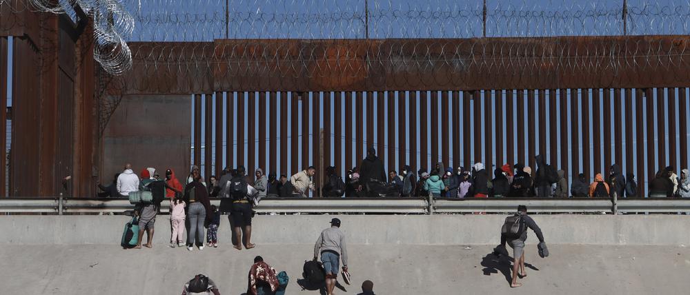 Ciudad Juarez: Migranten nähern sich der Grenzmauer zwischen Mexiko und den USA. 