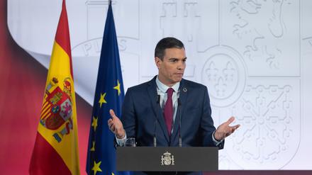 Pedro Sanchez, Regierungschef von Spanien, spricht auf einer Pressekonferenz. 