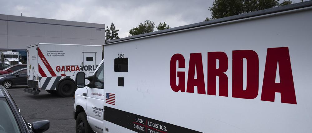 Gepanzerte Lastwagen parken vor den Büros von GardaWorld im Stadtteil Sylmar von Los Angeles. 
