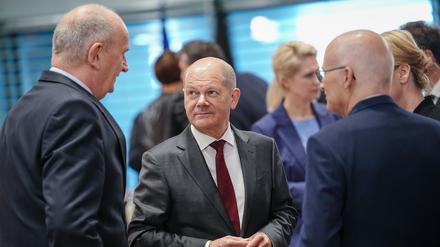 Bundeskanzler Olaf Scholz (M, SPD), Dietmar Woidke (l, SPD), Ministerpräsident von Brandenburg, und Peter Tschentscher (r, SPD), Erster Bürgermeister von Hamburg, nehmen an der Ministerpräsidentenkonferenz teil.