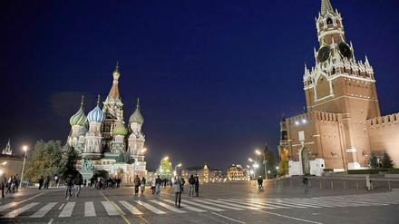 Der Rote Platz mit der Basilius-Kathedrale und dem Kreml in Moskau. 