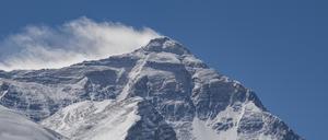 Das Foto zeigt einen Blick auf den Berg Qomolangma, die tibetische Bezeichnung für den Mount Everest.