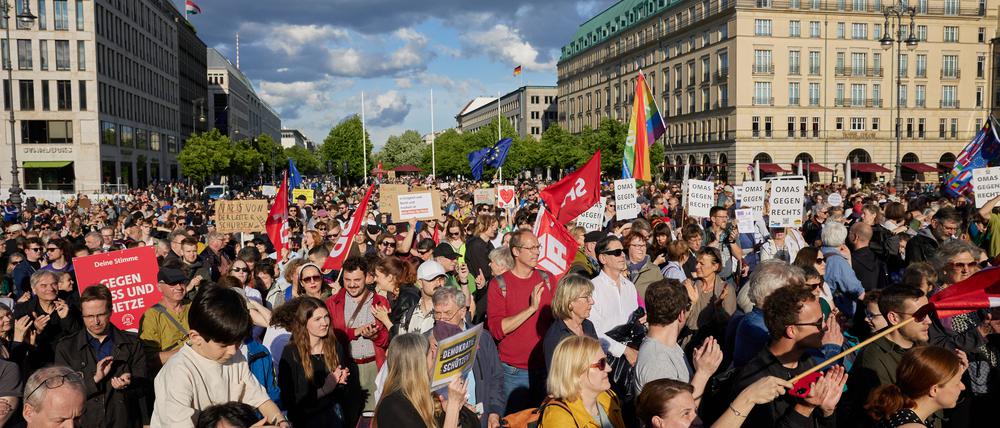 Nach dem Angriff auf den SPD-Europaabgeordneten Ecke findet vor dem Brandenburger Tor eine Solidaritätskundgebung statt. Der Europaabgeordnete Ecke war beim Plakatieren im Dresdner Stadtteil Striesen angegriffen und schwer verletzt worden.