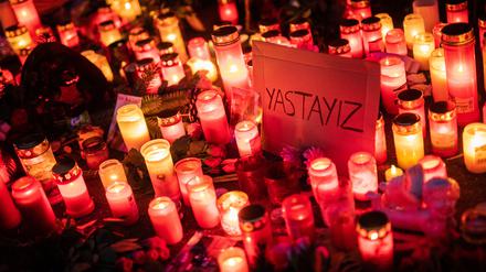 Gemeinsam trauern: «Yastayiz» - Türkisch für «Wir trauern», steht zwischen zahlreichen Trauerkerzen in Illerkirchberg auf einem Schild geschrieben.