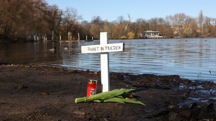 Nach dem Fund zweier Leichen im Weißen See sind an dem Fundort ein Kreuz, Blumen und eine Kerze aufgestellt.