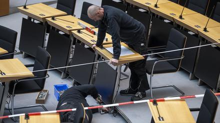 Handwerker montieren die Sitzreihen im Plenarsaal im Abgeordnetenhaus. Nach der Wiederholungswahl in Berlin liegt die SPD laut amtlichem Ergebnis knapp vor den Grünen auf Platz zwei, Wahlsieger ist die CDU. +++ dpa-Bildfunk +++