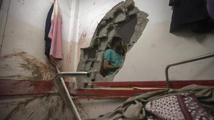 Palästinensische Sanitäter inspizieren die Schäden in Patientenzimmern, die durch israelischen Angriffe auf die Entbindungsstation des Nasser-Krankenhauses in Chan Junis im südlichen Gazastreifen entstanden sind. 