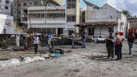 18.10.2023, Palästinensische Gebiete, Gaza-Stadt: Palästinenser inspizieren die Zerstörung nach dem Angriff auf das Ahli Arab Krankenhaus, bei dem Dutzende von Zivilisten getötet wurden. 