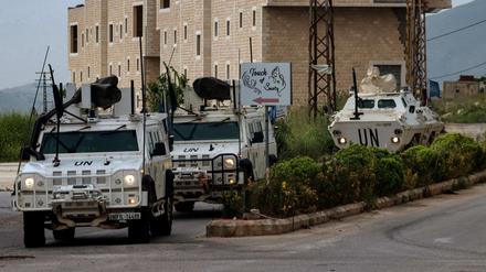 Fahrzeuge der Interimstruppen der Vereinten Nationen im Libanon (UNIFIL) patrouillieren im Dorf Burj al-Muluk an der südlichen Grenze des Libanon zu Israel. 