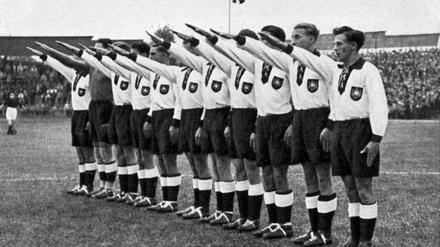 Eine Fußballmannschaft zeigt den Hitlergruß bei den Olympischen Spielen 1936 in Berlin.