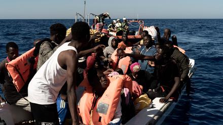 Migranten auf einem Rettungsschiff
