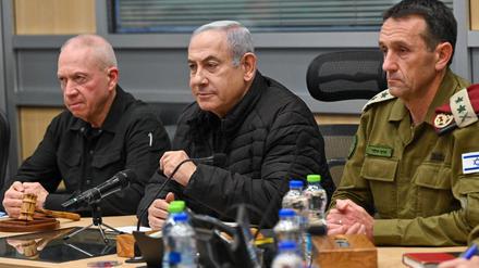 Am 20. Mai hat der Chefankläger des Internationalen Strafgerichtshofs (IStGH) gegen den israelischen Ministerpräsidenten Benjamin Netanjahu (Mitte) und Verteidigungsminister Joav Galant (links) Haftbefehl beantragt.