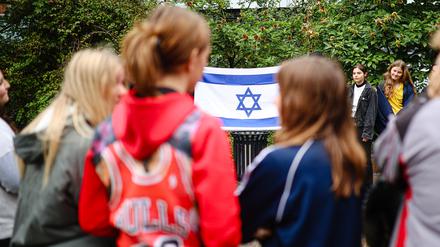 Deutsche und israelische Schüler:innen pflanzen zum Abschluss ihres Austausch im Oktober 2023 einen Olivenbaum an der Evangelischen Schule Berlin Zentrum.