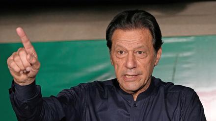 Imran Khan, ehemaliger Premierminister von Pakistan, spricht während einer Pressekonferenz in seinem Haus. In Pakistan hat ein Gericht am Dienstag den ehemaligen Premierminister Imran Khan zu zehn Jahren Haft verurteilt. 