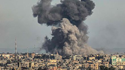Rauch steigt nach einem Bombenangriff der israelischen Armee auf die im südlichen Gazastreifen gelegene Stadt Khan Yunis auf.
