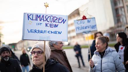 Menschen versammelten sich vor der JVA Stadelheim in München, um für die Freilassung von Aktivist:innen der Letzten Generation zu demonstrieren.