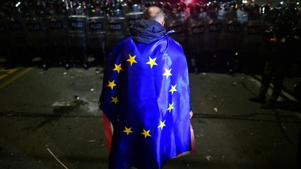 Mit einer EU-Flagge hat sich ein Demonstrant in Tiflis eingehüllt, der gegen das umstrittene Gesetz auf die Straße gegangen ist. 