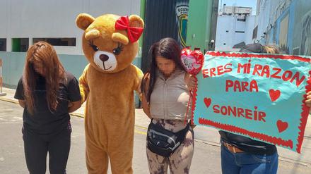 Als Teddybär verkleidet hat ein Polizist in Peru zwei Drogenhändlerinnen überführt.