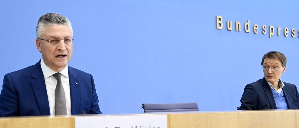 Lothar H. Wieler und Karl Lauterbach bei der Pressekonferenz zur aktuellen Corona-Lage im Haus der Bundespressekonferenz in Berlin.