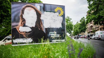 Mai 2024, Berlin: Ein Plakat mit dem Bild von Terry Reintke, Spitzenkandidatin der Grünen für die Europawahl, ist mit weißer Farbe überstrichen worden.