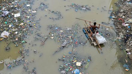 Der Kanal von Kazir Bazar in Bangladesch ist mit reichlich Plastik verschmutzt. 