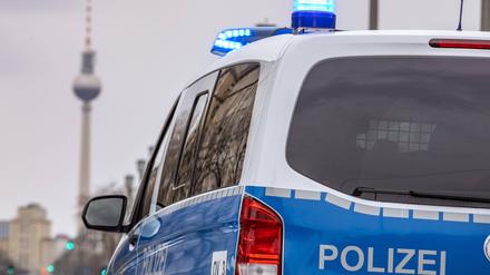 Polizei im Einsatz, Ein Streifenwagen der Berliner Polizei mit Blaulicht im Einsatz 