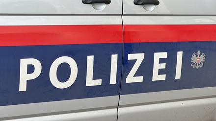 Der Schriftzug „Polizei“ auf einem österreichischen Polizeiauto. 