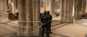 Polizeibeamte sichern während des Pontifikalamt zum Jahresabschluss den Kölner Dom. (Archivbild vom 31.12.2023)