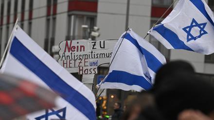 Pro-israelische Demonstranten der Initiative „Klare Kante gegen die Dämonisierung Israels“ stellen sich mit israelischen Fahnen und einem Plakat mit der Aufschrift „Nein zu Antisemitismus, Hetze und Hass“ Demonstranten in den Weg. (Symbolbild)