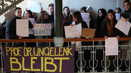 Die Studierendenschaft des Institut für Künste und Medien an der Universität Potsdam wehrt sich gegen den Rauswurf ihres Professors Johannes Ungelenk.