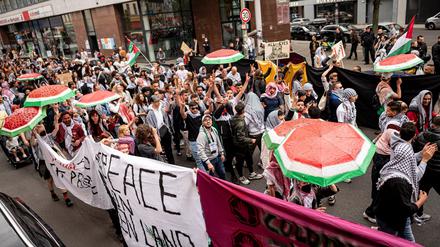 Menschen nehmen an der Propalästinensische Demonstration „Palestine will be free“ teil. Der 15. Mai markierte den Nakba-Gedenktag, an dem die Palästinenser der Vertreibung vor 76 Jahren gedenken. 