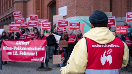 Die Initiative „Volksentscheid Berlin 2030 klimaneutral“ demonstrierte am Dienstag vor dem Roten Rathaus dafür, den Volksentscheid und die Abgeordnetenhauswahl am selben Tag stattfinden zu lassen. 