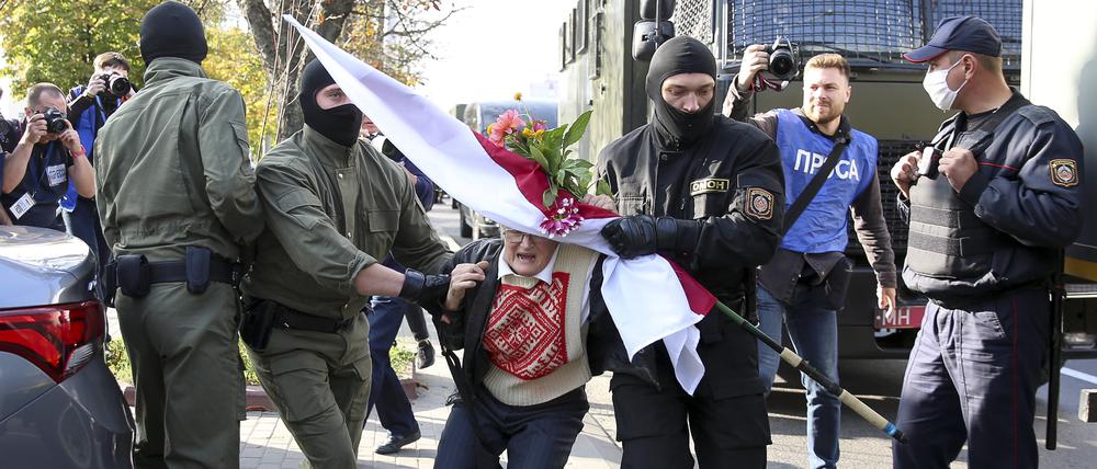19.09.2020, Belarus, Minsk: Polizeibeamte versuchen Nina Bahinskaya, eine 73 Jahre alte Frau, am Rande einer Demonstration gegen die Wahlergebnisse in Belarus wegzutragen. Trotz Gewaltandrohung durch die Polizei in Belarus (Weißrussland) haben sich Frauen in Minsk zu einem neuen Protestmarsch gegen Staatschef Lukaschenko versammelt. Foto: Uncredited/TUT.by/dpa +++ dpa-Bildfunk +++
