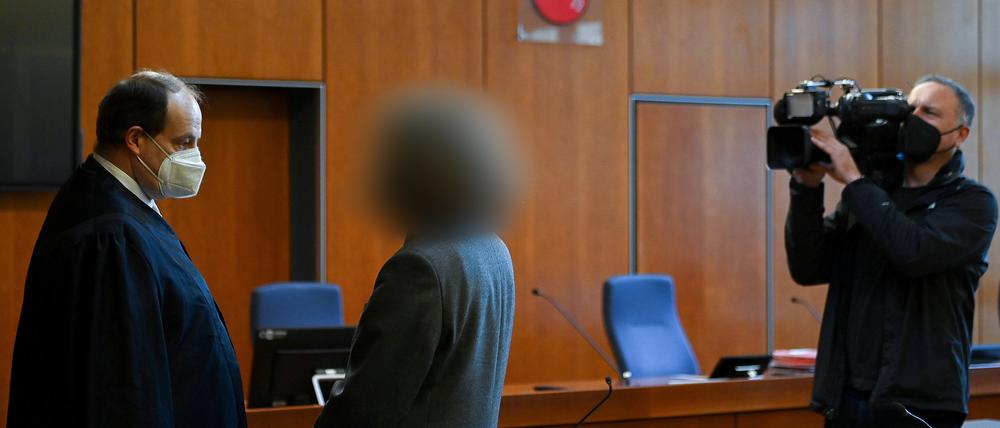 Der Angeklagte (M) steht neben seinem Verteidiger Gero Geißlreiter vor der Urteilsverkündung im ersten Prozess im Landgericht (Archivbild).