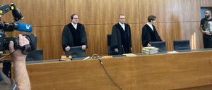 Die 1. Große Jugendkammer des Landgerichts Kassel um den Vorsitzenden Richter Jürgen Dreyer (M.) vor Beginn der Verhandlung im Fall einer getöteten 14-Jährigen aus Bad Emstal. 