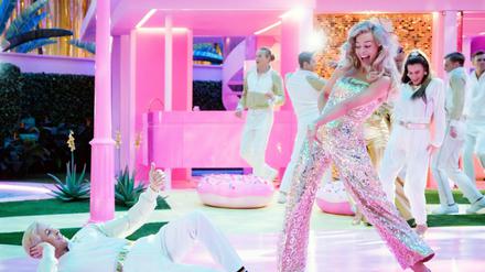 Tägliche Tanzparties mit einstudierter Choreografie mal unbeachtet: Ist das Leben in Barbieland auf Dauer wirklich so eine gute Idee?