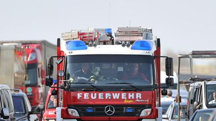 Symbolbild: Ein Feuerwehrwagen fährt durch eine Rettungsgasse.