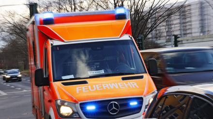 Rettungswagen RTW der Berliner Feuerwehr mit Blaulicht und Sondersignalen.
