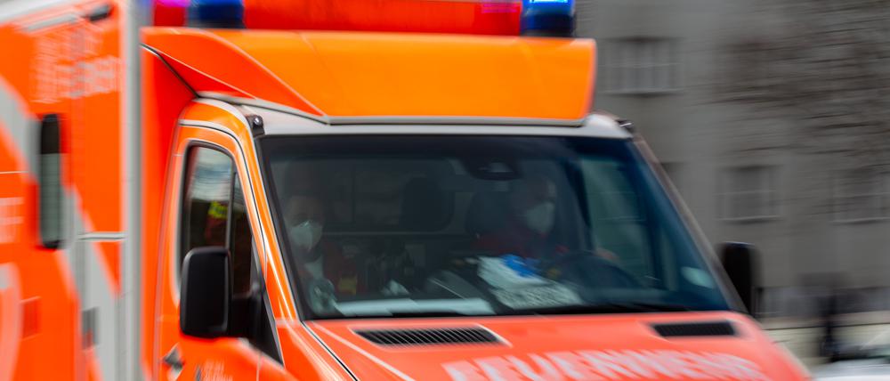 ARCHIV - 25.02.2022, Berlin: Ein Rettungswagen der Feuerwehr fährt auf einer Straße (Aufnahme mit Langzeitbelichtung).  (zu dpa: «Stark betrunkener Bootsführer fällt in Hamburg über Bord ins Wasser») Foto: Fernando Gutierrez-Juarez/dpa +++ dpa-Bildfunk +++