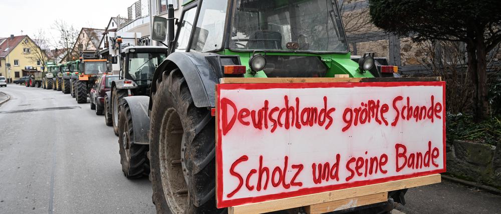 Traktoren stehen in der Ortsdurchfahrt von Kiebingen und machen Pause von ihren Konvoifahrten. 