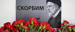 Menschen bringen Blumen als Anteilnahme zur Iranischen Botschaft in Moskau.