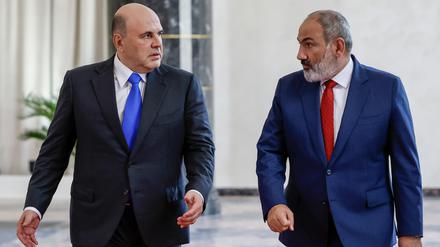 Russlands Premierminister Michail Mischustin mit Armenies Regierungschef Nikol Paschinjan.