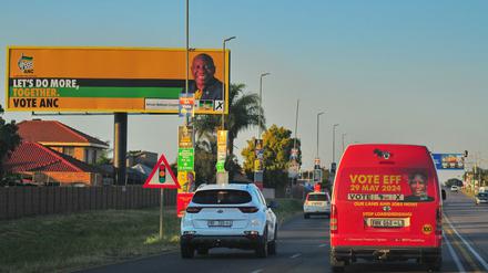 Am 29. Mai wird in Südafrika gewählt: Wahlwerbung auf Plakatwänden und Autos in der südafrikanischen Stadt Polokwane.