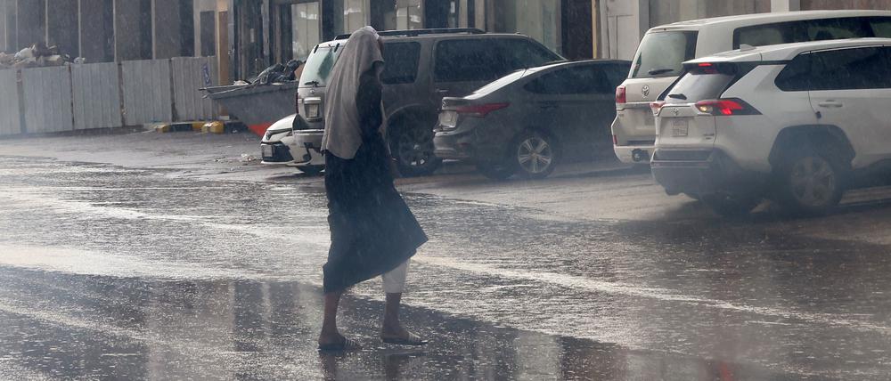 Eine Frau quert eine Straße in Saudi-Arabien (Symbolbild). 