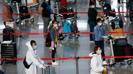 Juli 2020. Flugpassagiere in Manila beim Check-in. Foto: Reuters