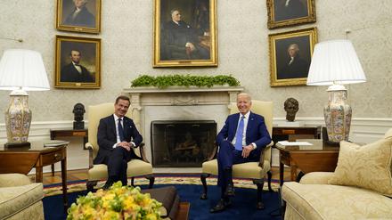  Joe Biden (r), Präsident der USA, und Ulf Kristersson, Ministerpräsident von Schweden, lächeln während eines Treffens im Oval Office des Weißen Hauses.