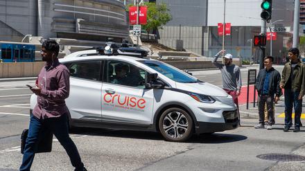 Ein selbstfahrendes Auto der Roboterwagenfirma Cruise des US-Konzerns General Motors sorgt für Unmut bei Fußgängern in San Francisco.