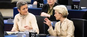 Margrethe Vestager (links), Europäische Kommissarin für Wettbewerb und Vizepräsidentin der Europäischen Kommission, mit Ursula von der Leyen, Präsidentin der Europäischen Kommission.