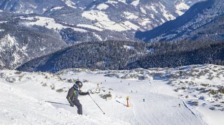 Ein Skifahrer im Gelände im Skigebiet Steinplatte bei Kitzbühel in Österreich. (Symbolbild